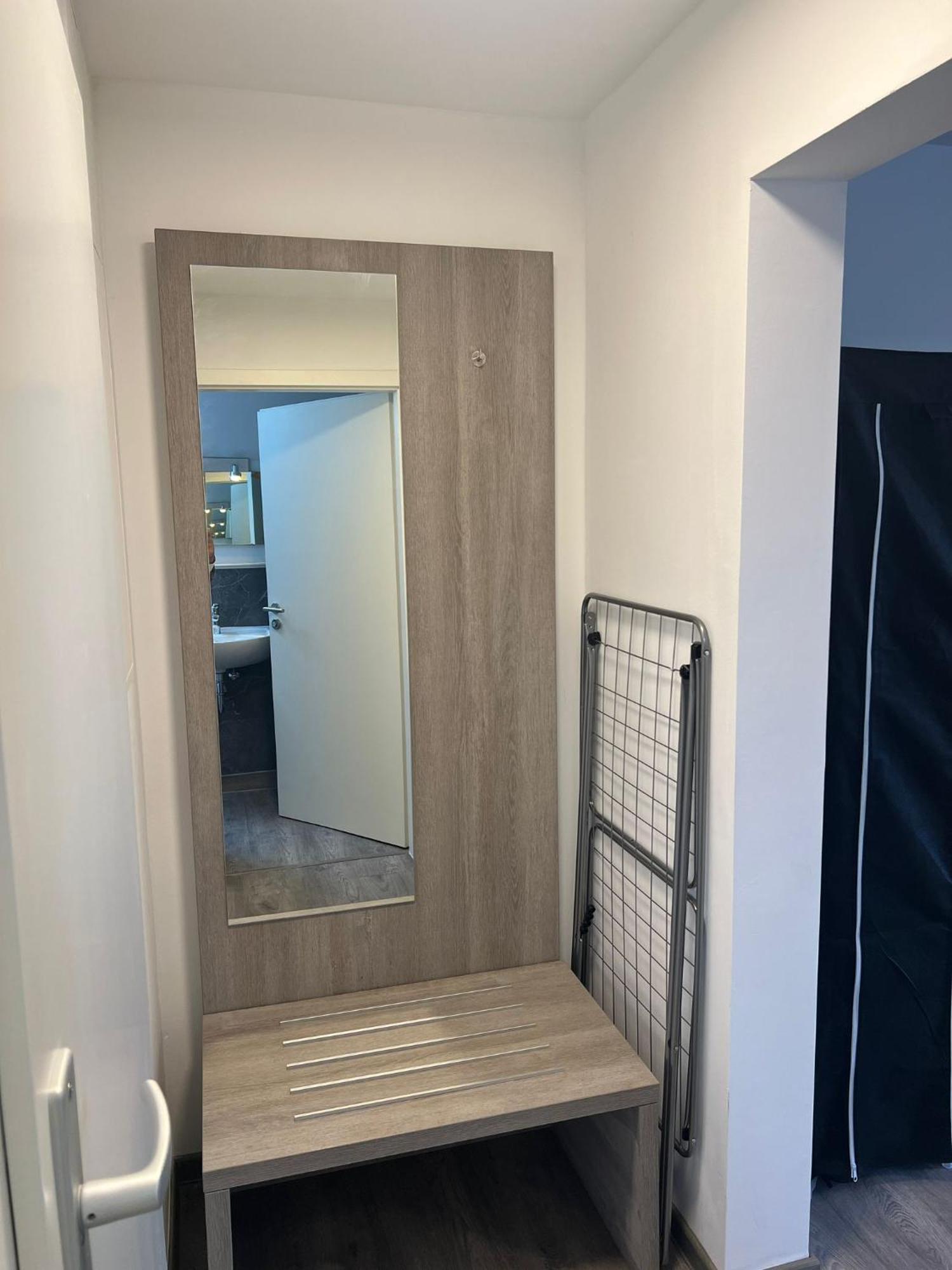 V3-6 Geraeumige Monteur Mit 2 Schlafzimmern Appartement *